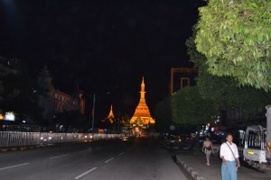 Shwedagon Paya di notte