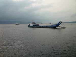 Una delle barche che effettuata il servizio passeggeri e auto tra Giava e Bali