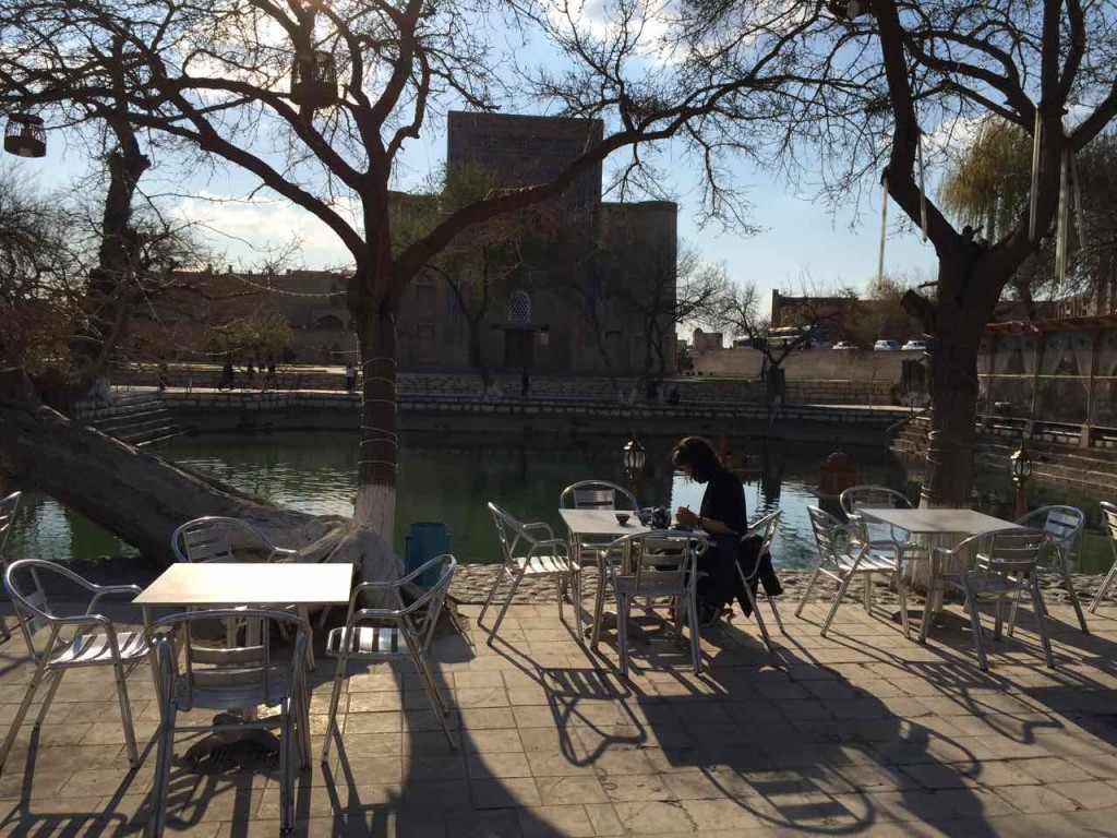 I tavolini dei locali sulla piazza Lyabi-Hauz