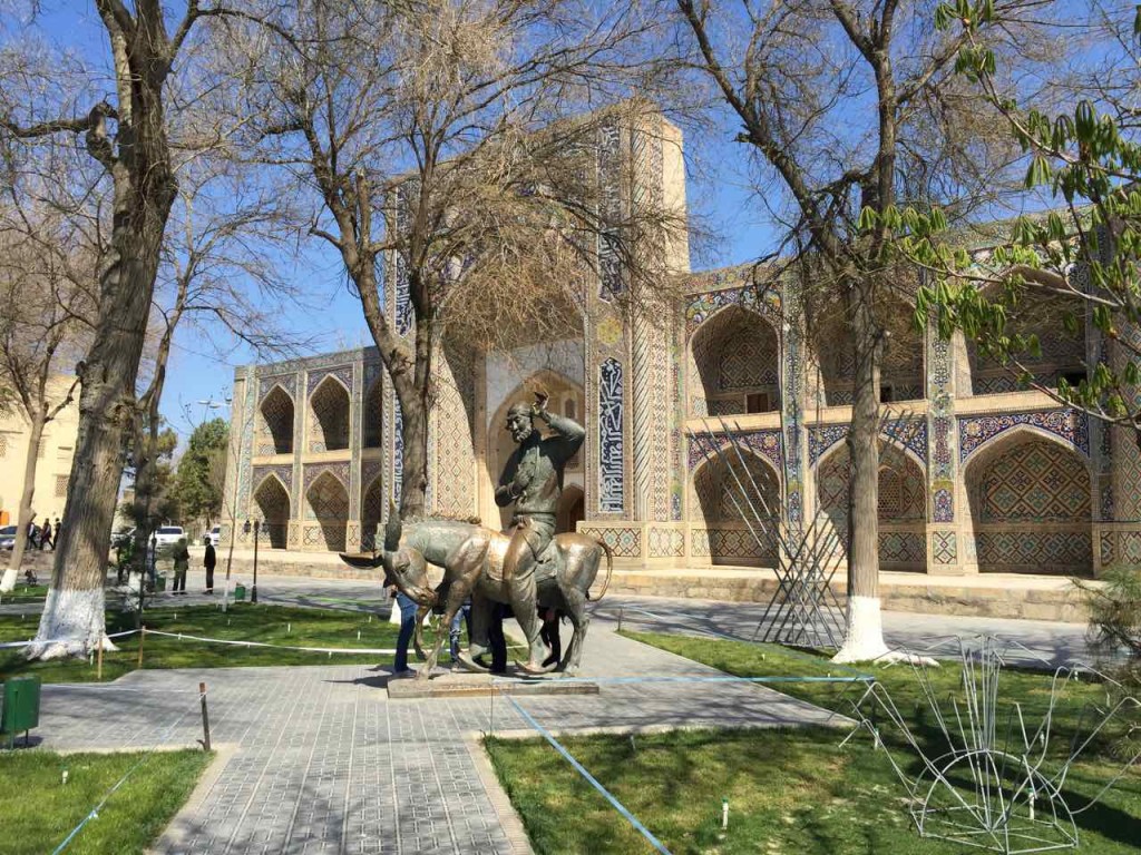 La piazza di Lyabi Hauz con la Madressa