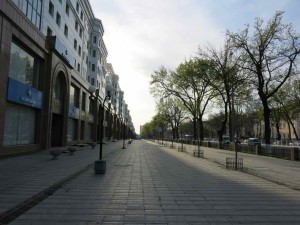 Viali di Tashkent dov ci sono ex centri commerciali costruiti negli ultimi decenni che però sono abbandonati