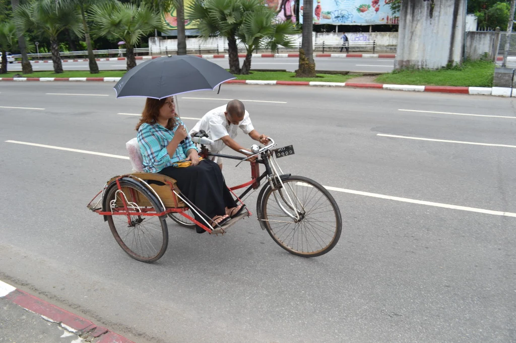 A Yangon i mezzi locali raccontano la città più di tante guide.
